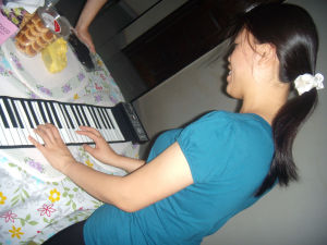 Singapore (Sept 10-17 09) - Grace plays her roll-up keyboard