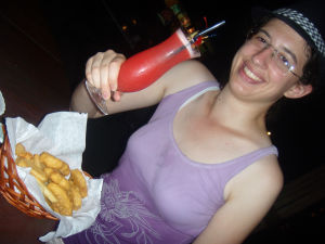 Singapore (Sept 10-17 09) - Night Safari - Me with my Singapore Sling and chicken nuggers
